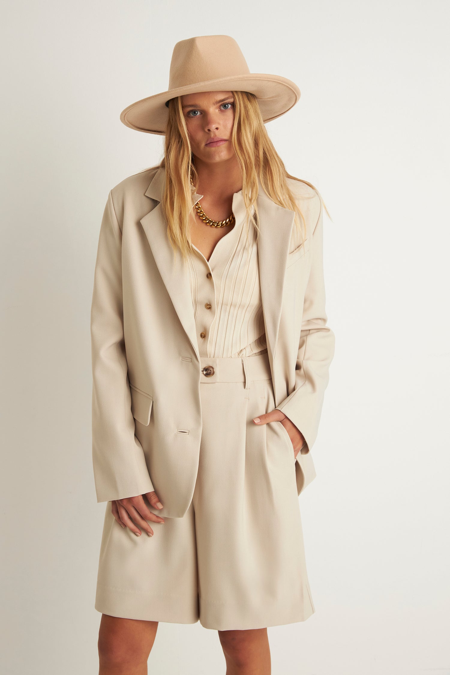 DUSK TAILORED SHORT (CREME)