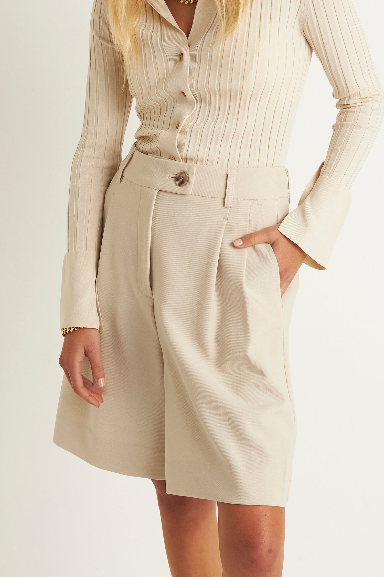 DUSK TAILORED SHORT (CREME)